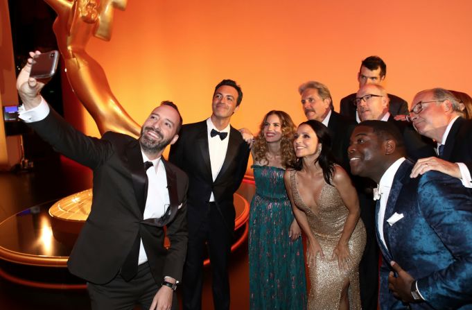 El elenco de "Veep" se toma una selfie en los Premios Emmy el 22 de septiembre. Su séptima y última temporada se emitió este año. Matt Sayles / Invision para la Academia de Televisión / AP