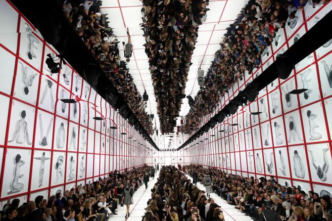 Modelos visten de Dior durante un desfile de moda en París el 26 de febrero. Christophe Ena / AP