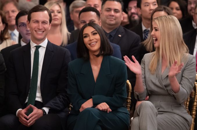 Los asesores de la Casa Blanca Jared Kushner e Ivanka Trump se sientan junto a Kim Kardashian West en junio cuando es presentada en un evento de la Casa Blanca sobre la contratación de segunda oportunidad y la reforma de la justicia penal. Kardashian West se reunió previamente con el presidente sobre el tema. Saul Loeb / AFP / Getty Images