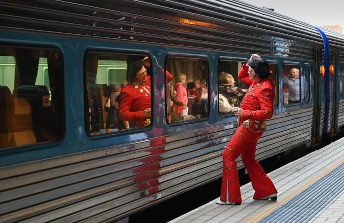 Un imitador de Elvis Presley usa una ventana del tren como espejo antes de abordarlo en Sydney el 10 de enero. Sydney era la sede de un Festival de Elvis. Peter Parks / AFP / Getty Images