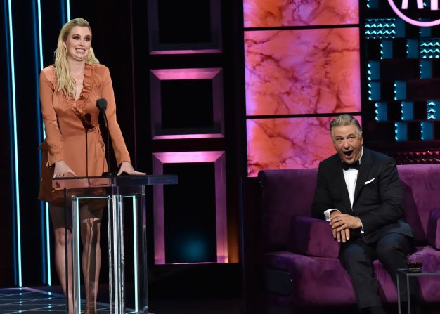 El actor Alec Baldwin reacciona mientras su hija Ireland habla en su "roast" Comedy Central el 7 de septiembre. Jeff Kravitz / FilmMagic / Getty Images