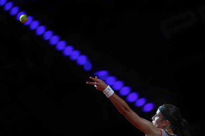 La tenista profesional Anastasija Sevastova sirve durante un torneo en Stuttgart, Alemania, el 23 de abril. Alex Grimm / Getty Images