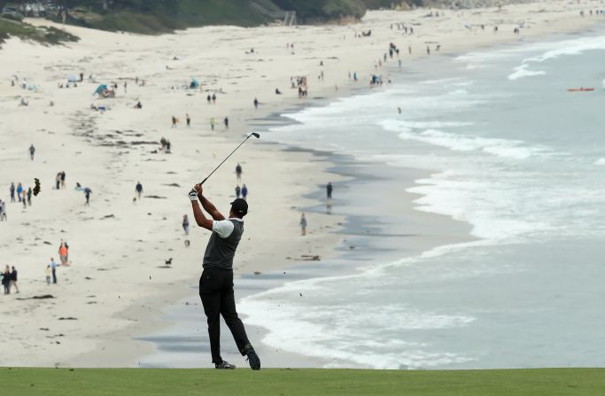 Tiger Woods lanza un tiro durante la primera ronda del US Open el 13 de junio. El torneo se jugó en Pebble Beach Golf Links en California. Andrew Redington / Getty Images