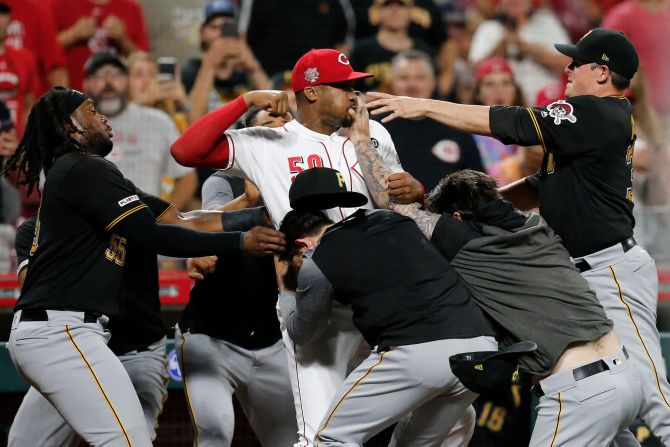 El lanzador de Cincinnati Amir Garrett tira golpes contra jugadores Pittsburgh el 30 de julio. Varios jugadores de ambos equipos fueron suspendidos. Sam Greene / Imagn Content Services / USA Today Sports