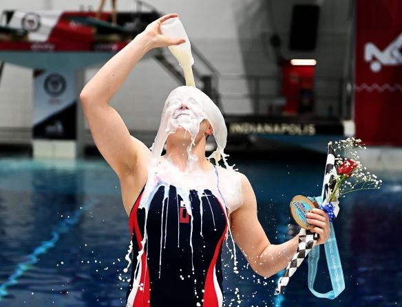 Amy Magana se echa leche después de ganar en el Campeonato Nacional de Buceo de Estados Unidos el 25 de mayo. Ganó el evento en su ciudad natal, Indianápolis. Su celebración de la leche es la misma celebración que los conductores cuando ganan la carrera de autos de Indianápolis 500. Bobby Ellis / Getty Images