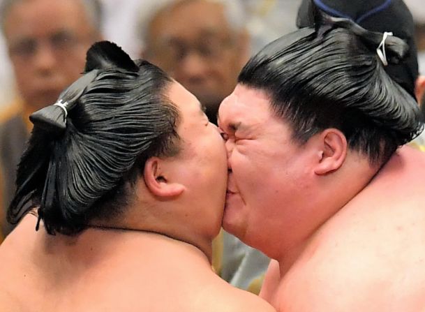 Daishoho, a la izquierda, y Yago golpean las cabezas durante lucha el 24 de marzo en el Grand Sumo Spring Tournament en Osaka, Japón. Asahi Shimbun / Getty Images