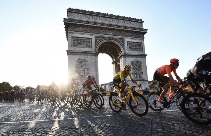 Egan Bernal, con la camiseta amarilla, pasa junto al Arc de Triomphe en París durante la última etapa del Tour de Francia el 28 de julio. Bernal, de 22 años, se convirtió en el ganador más joven del Tour en más de un siglo. También es el primer colombiano en ganar. Anne-Christine Poujoulat / AFP / Getty Images