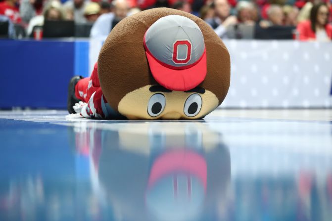 La mascota del estado de Ohio, Brutus Buckeye, reacciona durante un partido del Torneo de la NCAA el 24 de marzo. Houston eliminó al equipo de baloncesto masculino de Ohio State ese día. Mark J. Rebilas / USA Today Sports