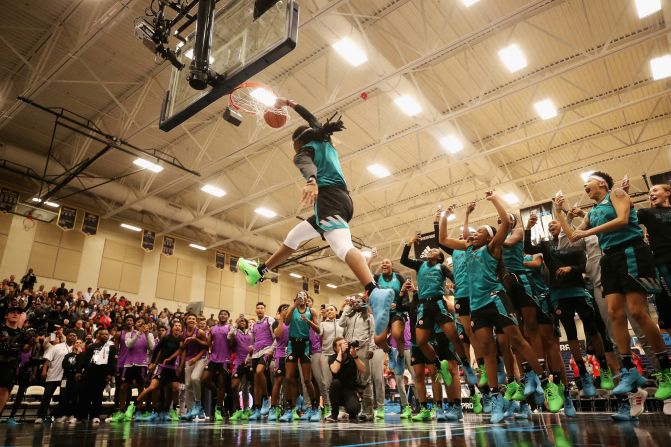 Francesca Belibi compite en el concurso de canastas durante el Powerade Jam Fest el 25 de marzo. Se convirtió en la segunda ganadora del concurso de canastas de su escuela secundaria, que se lleva a cabo junto con el McDonald's All-American Games. Mike Ehrmann / Getty Images para Powerade