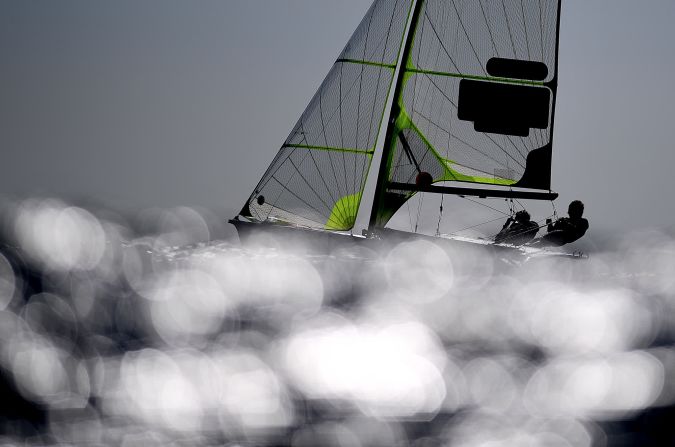 Los marineros británicos Chris Taylor y Sam Batten participan en una carrera de clase 49 en Weymouth, Inglaterra, el 14 de mayo. Clive Mason / Getty Images