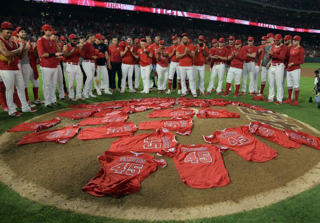 Los jugadores de los Angels de Los Ángeles cubren el montículo con camisetas de Tyler Skaggs después de que batearon a los Mariners de Seattle el 12 de julio. Skaggs, de 27 años, fue encontrado muerto en su habitación de hotel el 1 de julio. Los Angelinos honraron su memoria ese día vistiendo su camiseta y haciendo que su madre tirara el primer lanzamiento. John Cordes / Icon Sportswire / Getty Images