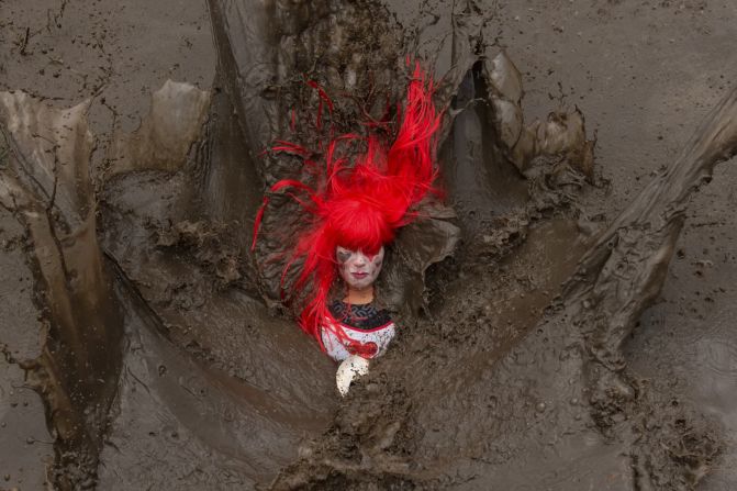 Un competidor cae en una piscina de fango durante una carrera de resistencia de Tough Guy que se celebró cerca de Wolverhampton, Inglaterra, el 27 de enero. Oli Scarff / AFP / Getty Images