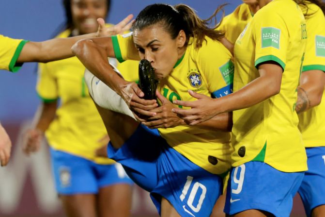 La futbolista brasileña Marta besa su zapato el 18 de junio después de marcar el gol que la convirtió en la jugadora con mayor puntuación en cualquier Copa del Mundo, de hombres o mujeres. Ella ha marcado 17 goles en su carrera en la Copa Mundial. Este vino desde el punto de penalti y fue el único gol en una victoria por 1-0 sobre Italia. Rico Brouwer / Soccrates / Getty Images