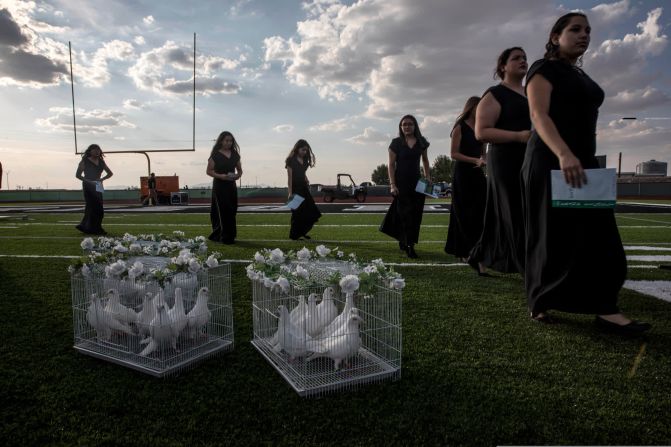 5 de agosto: Palomas en la escuela secundaria Horizon durante una vigilia por Javier Rodríguez, un joven de 15 años que murió en un tiroteo masivo en El Paso, Texas. Veintidós personas fueron asesinadas en el tiroteo de El Paso, que ocurrió en un Walmart. Adriana Zehbrauskas / The New York Times / Redux