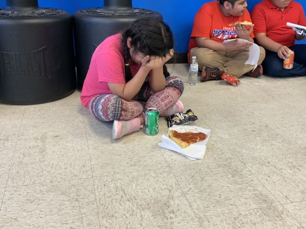 7 de agosto: Una niña llora en un gimnasio en Forest, Mississippi, después de que se llevaron a cabo redadas de inmigración en siete plantas procesadoras de alimentos. Cientos de trabajadores indocumentados fueron arrestados, dejando a amigos, vecinos y, en algunos casos, extraños cuidando temporalmente a los niños que no sabían si volverían a ver a sus padres, según WJTV, afiliada de CNN. Para muchos de los niños, era su primer día del nuevo año escolar. Alex Love / WJTV