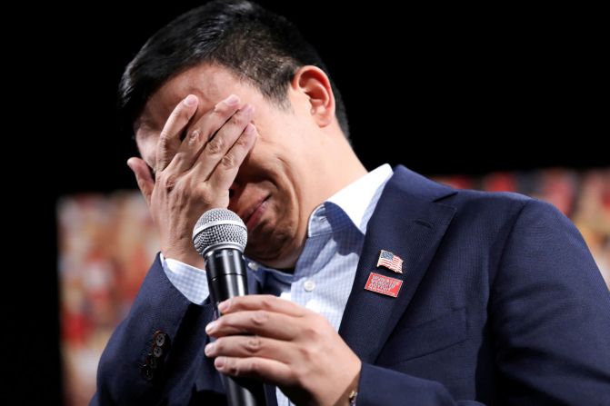 10 de agosto: El aspirante presidencial demócrata Andrew Yang rompe a llorar mientras habla en un foro sobre seguridad de armas en Des Moines, Iowa. Yang se emocionó al hablar sobre la violencia armada ante una mujer que dijo que perdió a su hija por una bala perdida. Scott Morgan / Reuters