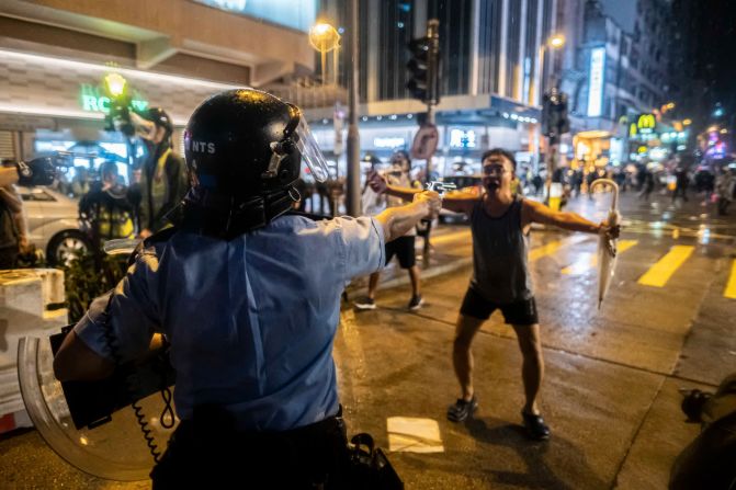 25 de agosto: Un oficial de policía apunta un arma contra un manifestante durante las protestas en Hong Kong. Esa noche fue una de las más violentas desde que comenzaron las manifestaciones. Lam Yik Fei / The New York Times / Redux