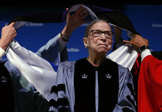 26 de agosto: La jueza de la Corte Suprema de EE.UU., Ruth Bader Ginsburg, asiste a una ceremonia en la que recibió un título honorífico de la Universidad de Buffalo. Fue su primera aparición pública desde que se anunció que se había sometido a un tratamiento para el cáncer de páncreas. Jeffrey T. Barnes / AP