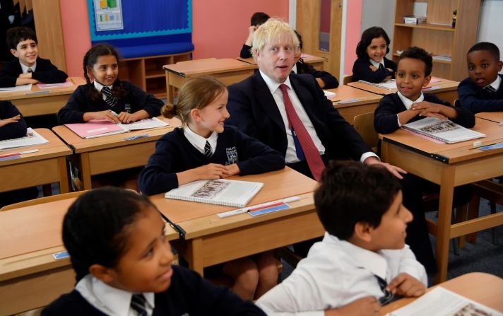 10 de septiembre: El primer ministro británico, Boris Johnson, asiste a una clase de historia mientras visita la escuela primaria Pimlico en Londres. Toby Melville / Pool / Reuters