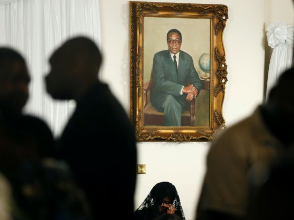 11 de septiembre: Grace Mugabe se sienta debajo de un retrato de su difunto esposo, el ex presidente de Zimbabwe Robert Mugabe, en su residencia en Harare. Mugabe, quien murió a la edad de 95 años, ocupó el cargo durante más de tres décadas antes de ser depuesto en un golpe de estado en 2017. Philimon Bulawayo / Reuters