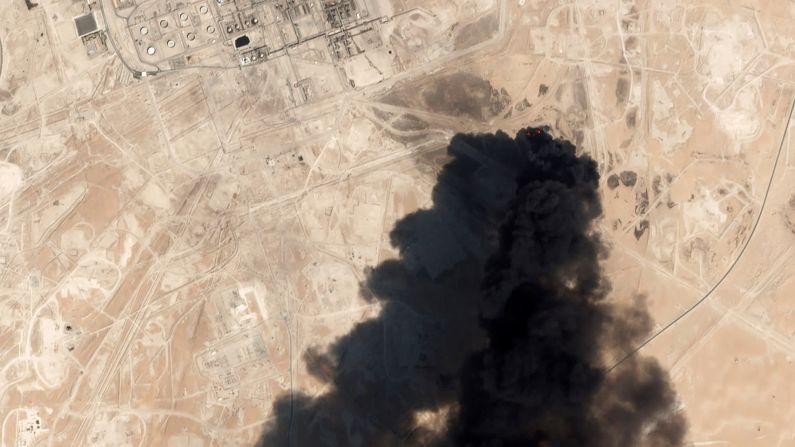 14 de septiembre: Esta imagen satelital muestra el humo saliendo de una instalación de procesamiento de petróleo en Buqyaq, Arabia Saudita. Los ataques coordinados en instalaciones petroleras clave de Arabia Saudita, entre los centros de producción de energía más grandes e importantes del mundo, interrumpieron aproximadamente la mitad de la capacidad petrolera del reino. Los rebeldes hutíes respaldados por Irán de Yemen asumieron la responsabilidad de los ataques, diciendo que 10 drones atacaron las instalaciones petroleras estatales de Saudi Aramco en Abqaiq y Khurais, según la agencia de noticias Al-Masirah dirigida por los hutíes. Planet Labs / AP