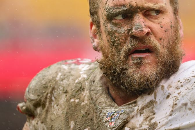 Mike Person, un liniero ofensivo de los San Francisco 49ers, luce cubierto de lodo durante un partido de la NFL contra Washington el 20 de octubre. Patrick Smith / Getty Images