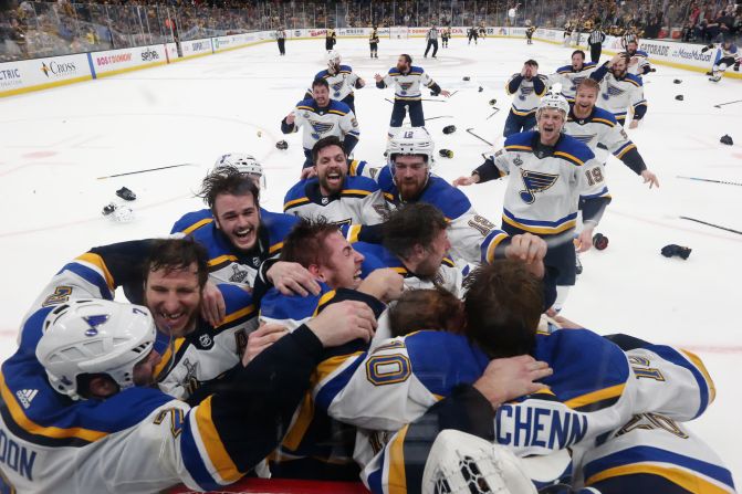 Los St. Louis Blues celebran después de ganar la primera Copa Stanley de la franquicia de hockey el 12 de junio. Derrotaron a los Boston Bruins en siete juegos. Imágenes de Bruce Bennett / Getty