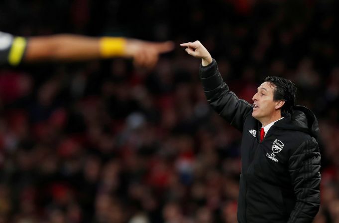 El entrenador del Arsenal, Unai Emery, da indicaciones a sus jugadores durante un partido de la Premier League en Londres el 23 de noviembre. Paul Childs / Action Images / Reuters