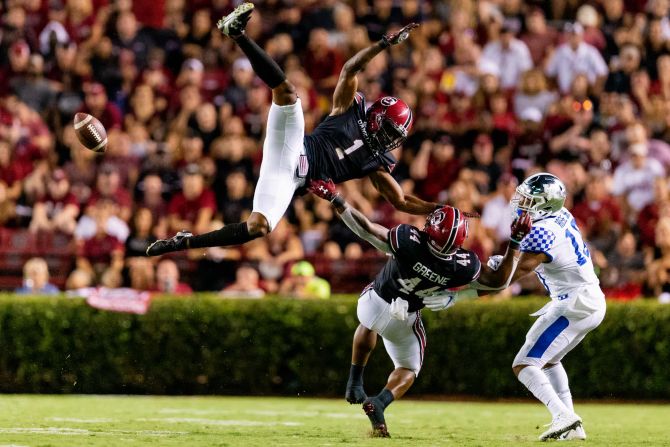 Jaycee Horn de Carolina del Sur, izquierda, y Sherrod Greene defienden un pase destinado a Asim Rose de Kentucky durante un partido de fútbol americano universitario en Columbia, Carolina del Sur, el 28 de septiembre. Carmen Mandato / Getty Images