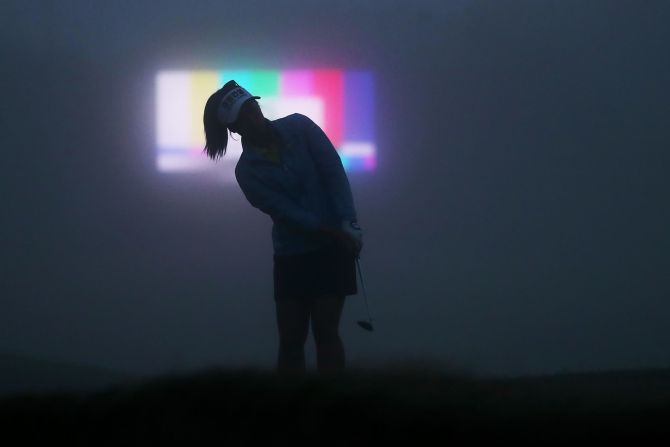 Una golfista calienta en medio de una densa niebla el primer día del Handa Vic Open en Geelong, Australia, el 7 de febrero. Michael Dodge / Getty Images