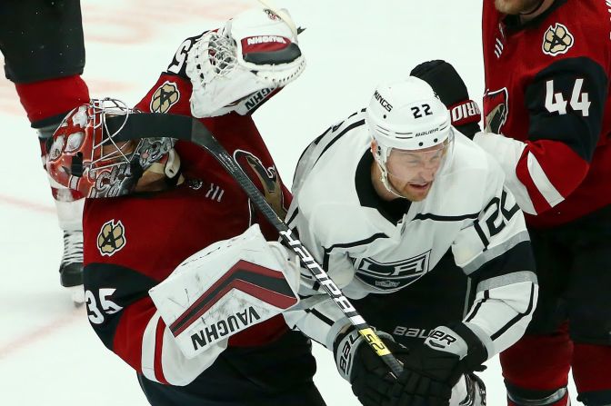 El portero de Arizona Darcy Kuemper es golpeado en la cara por el palo del centro de Los Ángeles Trevor Lewis durante un partido de hockey de la NHL en Glendale, Arizona, el 2 de abril. Ross D. Franklin / AP