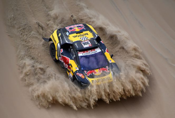 El auto de rally de Sebastian Loeb y Daniel Elena levanta arena durante la primera etapa del Rally Dakar el 7 de enero. El evento de este año se celebró en América del Sur y comenzó en Lima, Perú. Franck Fife / AFP / Getty Images