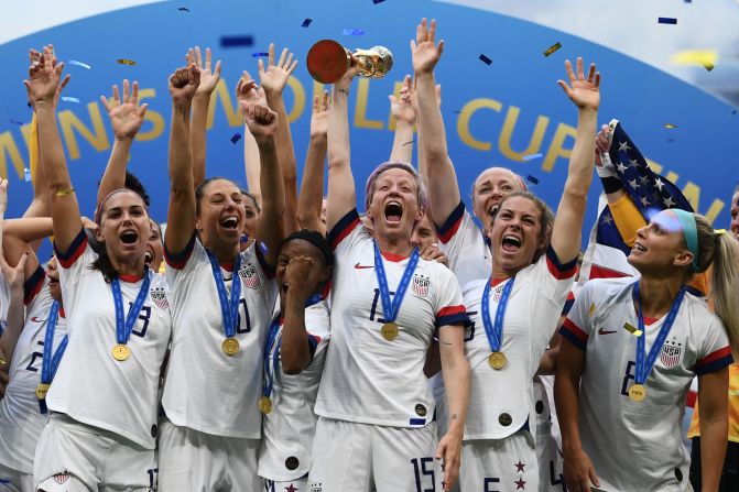 La capitana de Estados Unidos, Megan Rapinoe, levanta el trofeo de la Copa Mundial después de que las estadounidenses derrotaran a Holanda por 2-0 en la final el 7 de julio. Fue el segundo título mundial consecutivo para las estadounidenses, que suman cuatro en total. Franck Fife / AFP / Getty Images