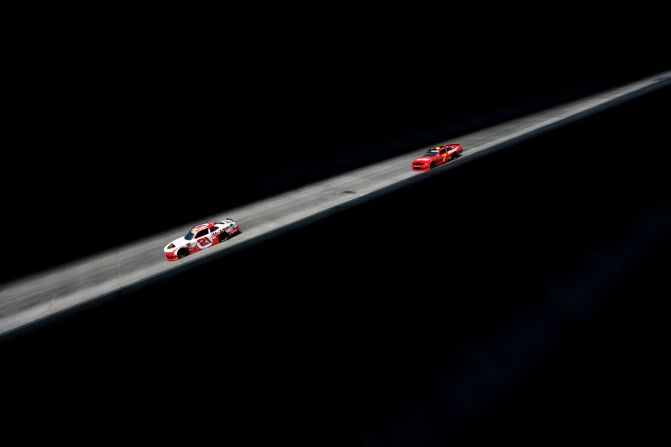 Pilotos de NASCAR practican para una carrera de la serie Xfinity en Dover, Delaware, el 3 de mayo. Sean Gardner / Getty Images