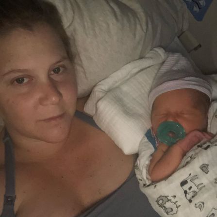 La comediante Amy Schumer sostiene a su hijo recién nacido, Gene, en esta foto que publicó en Instagram el 10 de mayo. "Nuevo niño, ¿quién?", Escribió. De Amy Schumer / Instagram