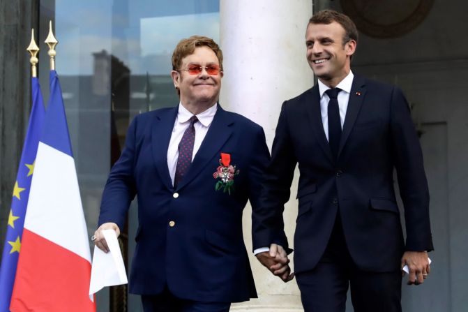 El cantante Elton John se da la mano con el presidente francés Emmanuel Macron en una ceremonia en París el 21 de junio. Macron condecoró a John con la Legión de Honor. Lewis Joly / AFP / Getty Images