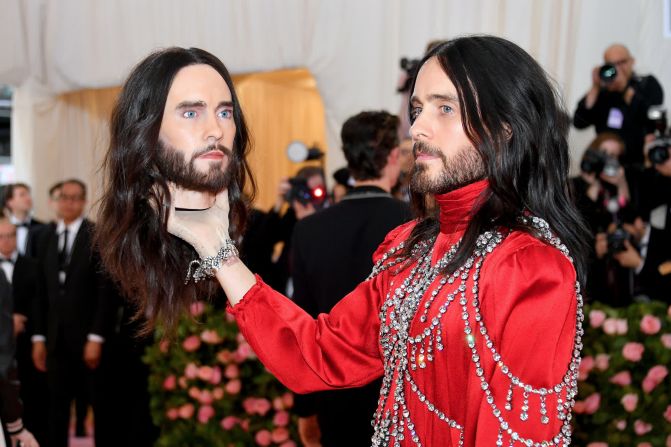 El actor Jared Leto sostiene la cabeza de un maniquí al llegar a la Met Gala en Nueva York el 6 de mayo Dia Dipasupil / WireImage / Getty Images