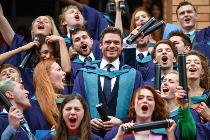 El actor Richard Madden junto con otros estudiantes tras recibir un doctorado honorario del Real Conservatorio de Escocia el 4 de julio. Jeff J. Mitchell / Getty Images