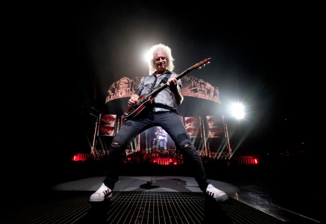 El guitarrista de Queen Brian May durante un concierto en Inglewood, California, el 19 de julio. Frazer Harrison / Getty Images