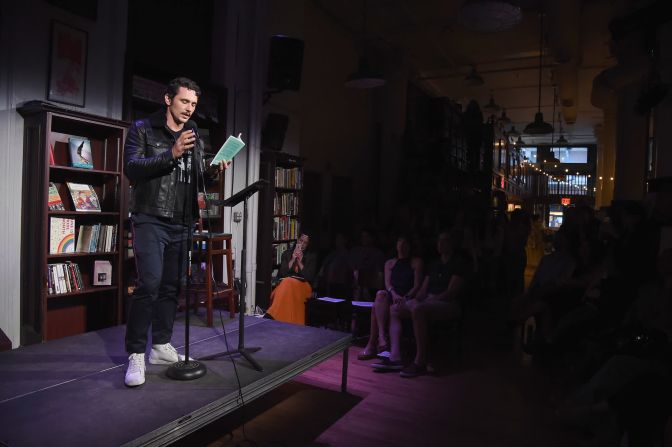 El actor James Franco realiza una lectura en el escenario el 23 de junio durante un evento benéfico para Housing Works, una organización sin fines de lucro de Nueva York que lucha contra el sida y la falta de vivienda. Gary Gershoff / Getty Images para Housing Works