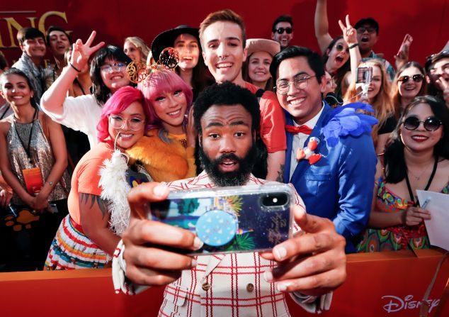 El actor Donald Glover se toma una selfie con fanáticos en Los Ángeles durante el estreno mundial de la película "El Rey León" el 9 de julio. Mario Anzuoni / Reuters