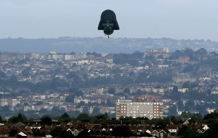 Un globo aerostático con forma de la cabeza del personaje de "Star Wars" Darth Vader vuela sobre Bristol, Inglaterra, durante un festival de globos el 8 de agosto. Toby Melville / Reuters