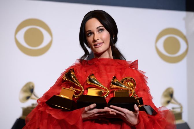 Kacey Musgraves sostiene todos los Grammy que ganó el 10 de febrero. Ganó el premio a álbum del año, mejor álbum country, mejor canción country y mejor actuación en solitario country. Amanda Edwards / Getty Images