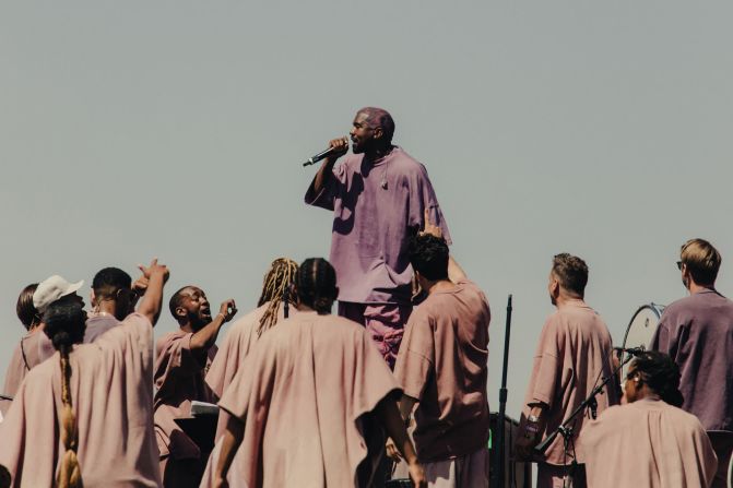 El rapero Kanye West se presenta durante un servicio del domingo de Pascua que organizó en el Festival de Coachella en Indio, California, el 21 de abril. Rozette Rago / The New York Times / Redux