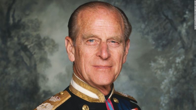 El príncipe Felipe de Reino Unido, duque de Edimburgo, posa con su uniforme militar alrededor de 1990.