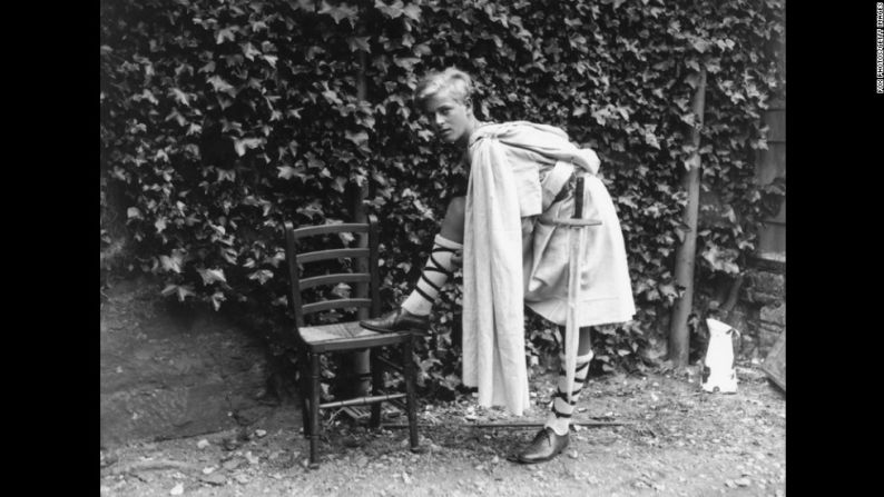El príncipe Felipe vestido para una producción de "Macbeth" mientras asistía a la escuela en Escocia en julio de 1935.