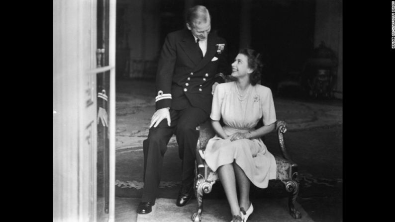El príncipe Felipe se sienta con su prometida, la princesa Isabel, en julio de 1947. Se había convertido en ciudadano británico naturalizado y plebeyo, usando el apellido Mountbatten, una traducción al inglés del apellido de soltera de su madre. También fue un oficial de la Royal Navy británica y luchó en la Segunda Guerra Mundial.