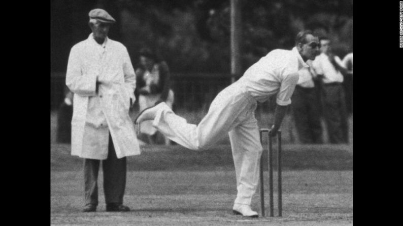 El príncipe Felipe juega en un partido de cricket en una aldea en julio de 1949.