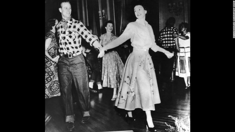El príncipe Felipe y la princesa Isabel bailan en Ottawa en octubre de 1951.