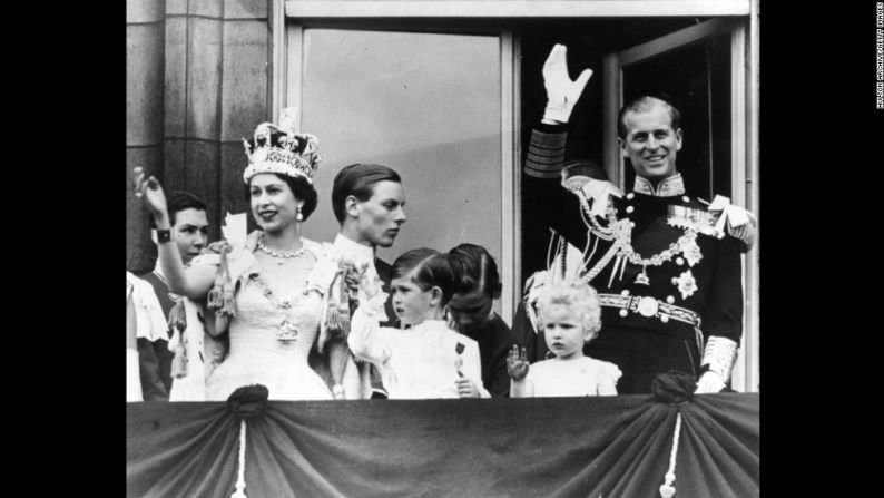 El príncipe Felipe saluda desde el balcón del Palacio de Buckingham después de la coronación de su esposa en junio de 1953.